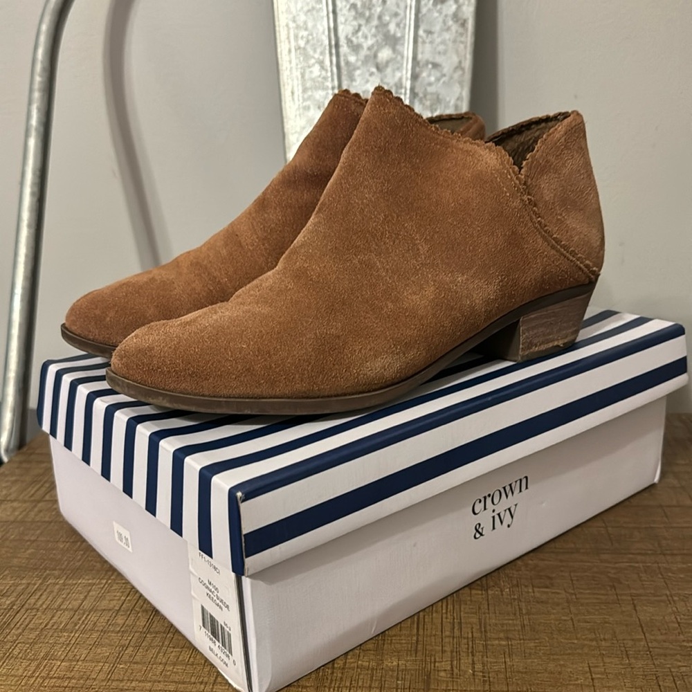 Tan Crown & Ivy Scalloped Booties size 10